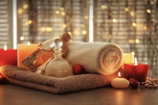 Practitioner providing consistent full-back bodywork session